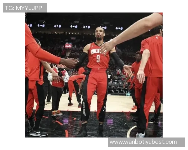 狄龙与火箭球员深情拥抱展现真爱情怀温暖全场